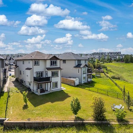 Luxury Lakeview Home - 2500Sqft Of Private Space With 5 Beds, 4 Bath, 2 Living Rooms, Kitchen, Ac, Jacuzzi, 18-Min To Airport, 20-Min To Downtown, 80-Min To Banff YYC Dış mekan fotoğraf