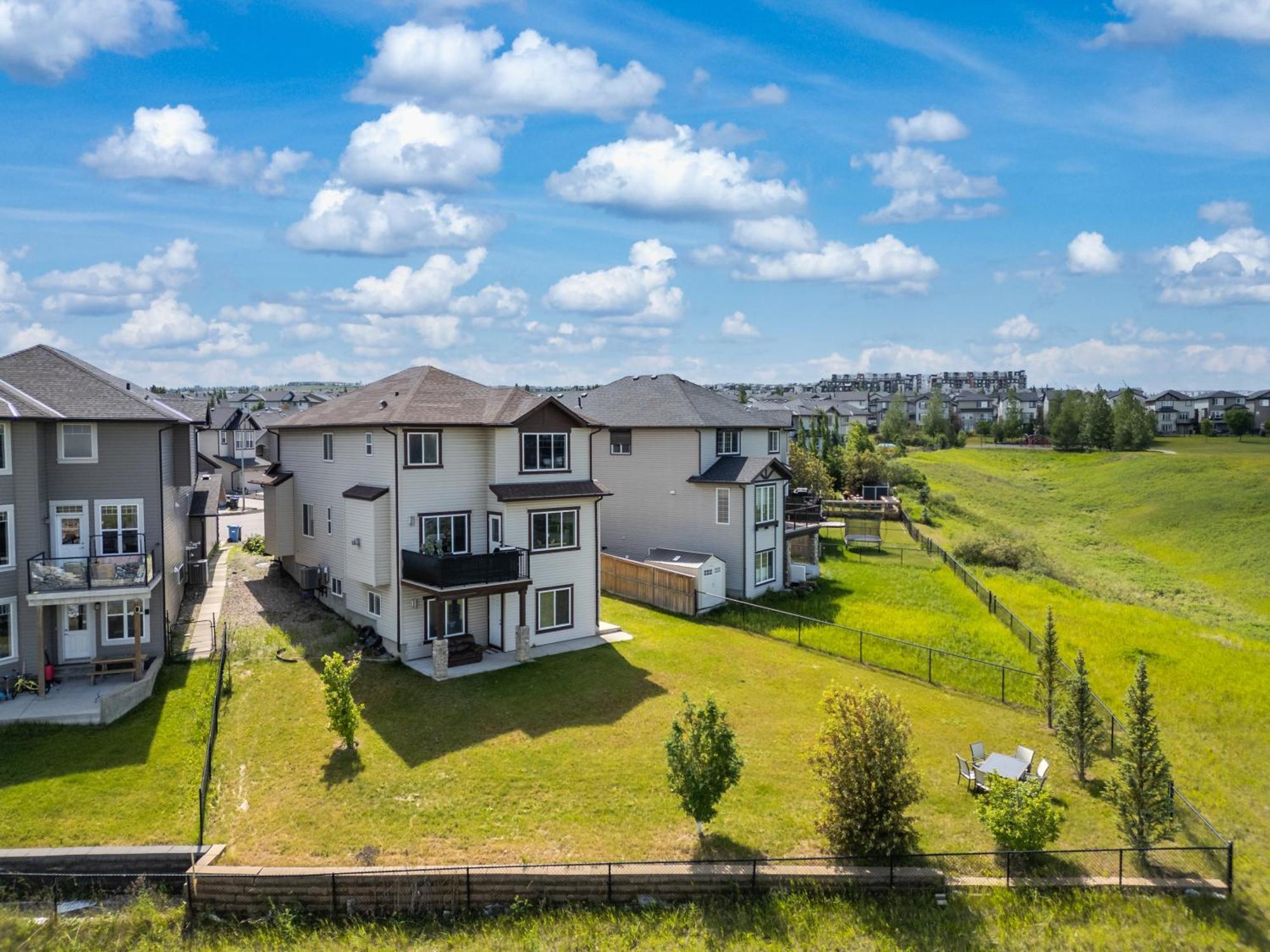 Luxury Lakeview Home - 2500Sqft Of Private Space With 5 Beds, 4 Bath, 2 Living Rooms, Kitchen, Ac, Jacuzzi, 18-Min To Airport, 20-Min To Downtown, 80-Min To Banff YYC Dış mekan fotoğraf