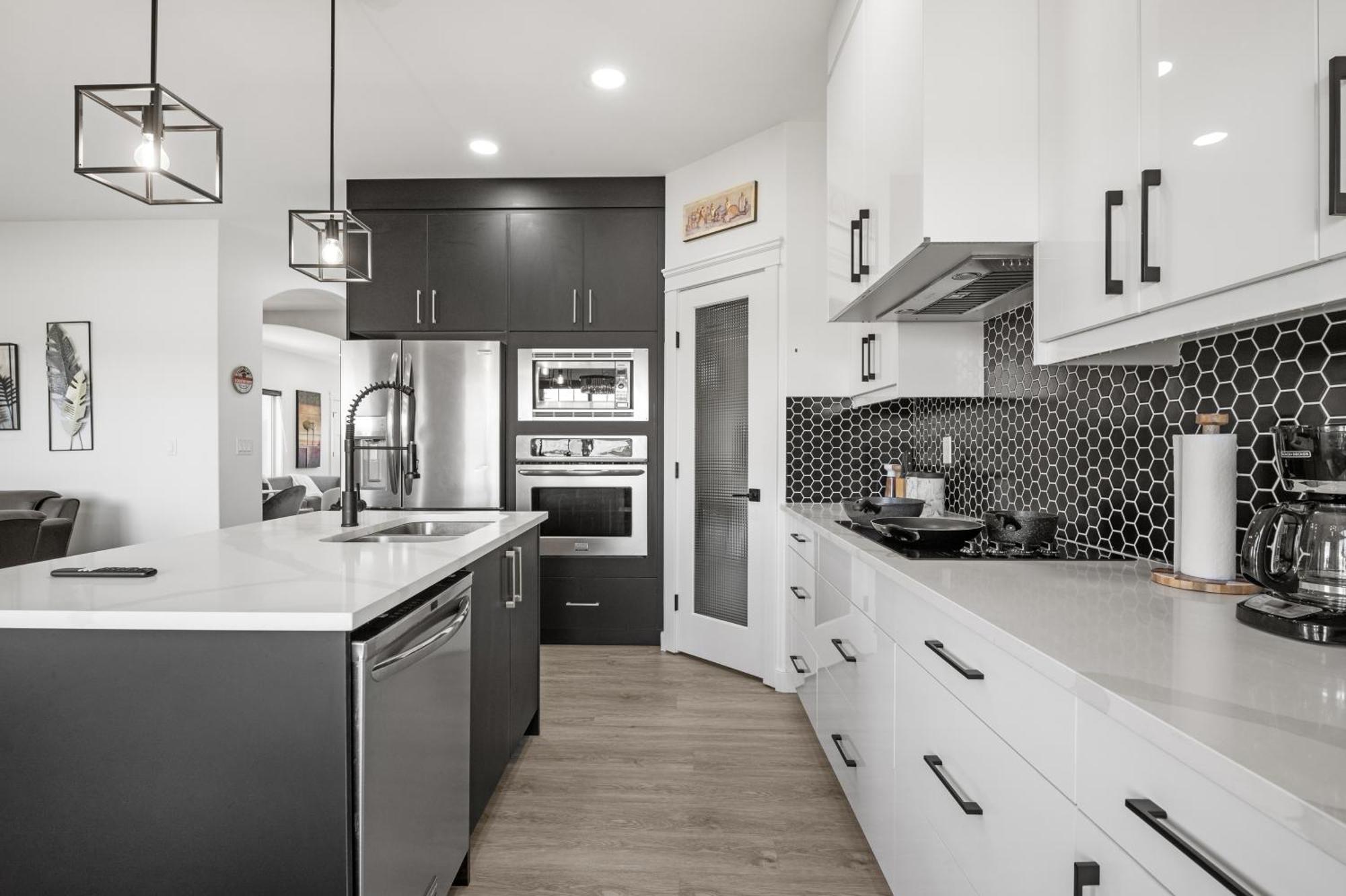 Luxury Lakeview Home - 2500Sqft Of Private Space With 5 Beds, 4 Bath, 2 Living Rooms, Kitchen, Ac, Jacuzzi, 18-Min To Airport, 20-Min To Downtown, 80-Min To Banff YYC Dış mekan fotoğraf