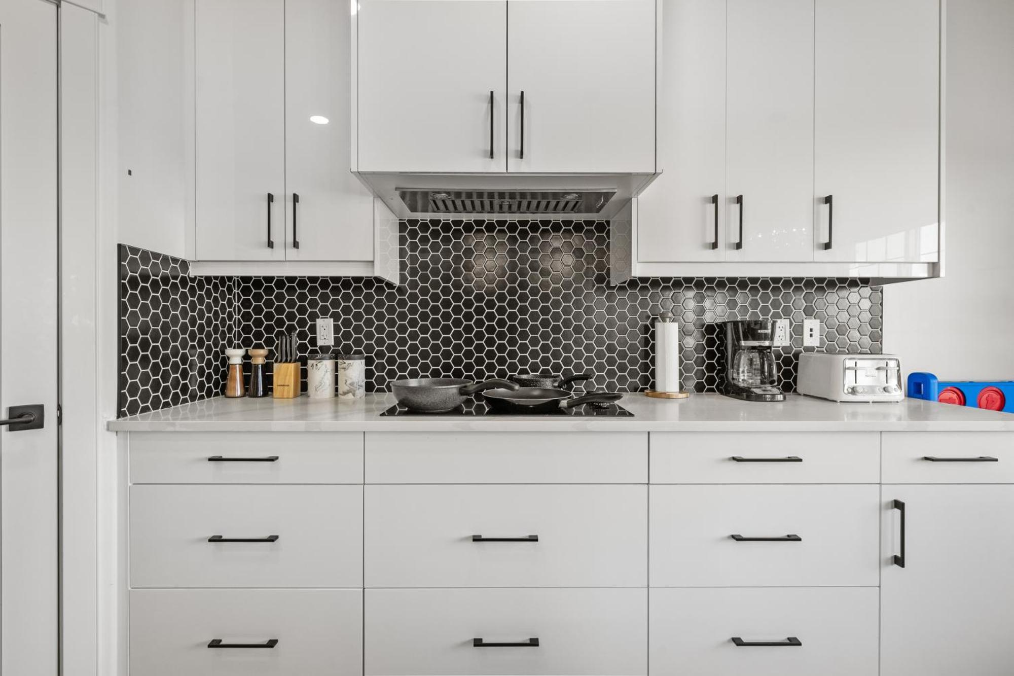 Luxury Lakeview Home - 2500Sqft Of Private Space With 5 Beds, 4 Bath, 2 Living Rooms, Kitchen, Ac, Jacuzzi, 18-Min To Airport, 20-Min To Downtown, 80-Min To Banff YYC Dış mekan fotoğraf