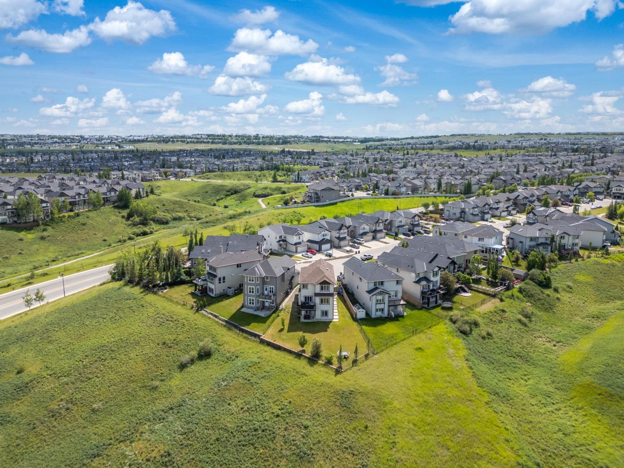Luxury Lakeview Home - 2500Sqft Of Private Space With 5 Beds, 4 Bath, 2 Living Rooms, Kitchen, Ac, Jacuzzi, 18-Min To Airport, 20-Min To Downtown, 80-Min To Banff YYC Dış mekan fotoğraf