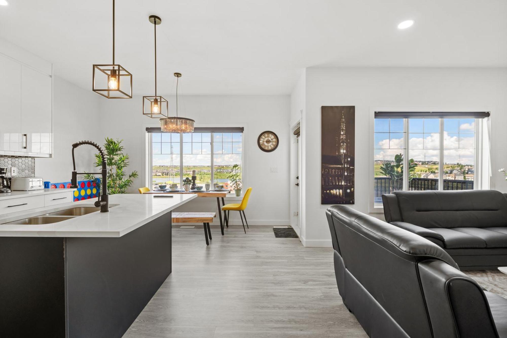Luxury Lakeview Home - 2500Sqft Of Private Space With 5 Beds, 4 Bath, 2 Living Rooms, Kitchen, Ac, Jacuzzi, 18-Min To Airport, 20-Min To Downtown, 80-Min To Banff YYC Dış mekan fotoğraf