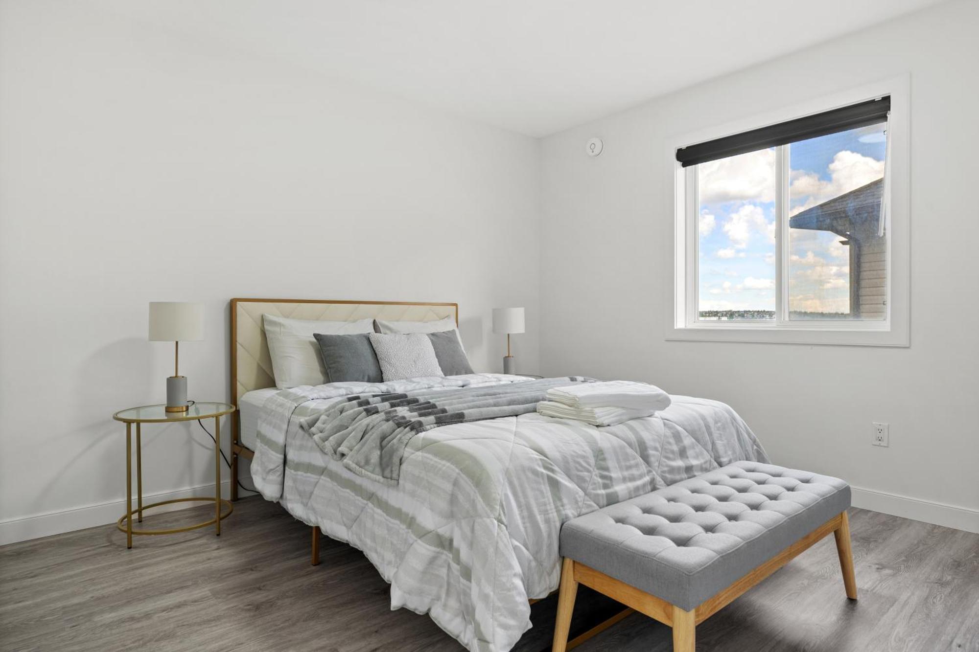Luxury Lakeview Home - 2500Sqft Of Private Space With 5 Beds, 4 Bath, 2 Living Rooms, Kitchen, Ac, Jacuzzi, 18-Min To Airport, 20-Min To Downtown, 80-Min To Banff YYC Dış mekan fotoğraf
