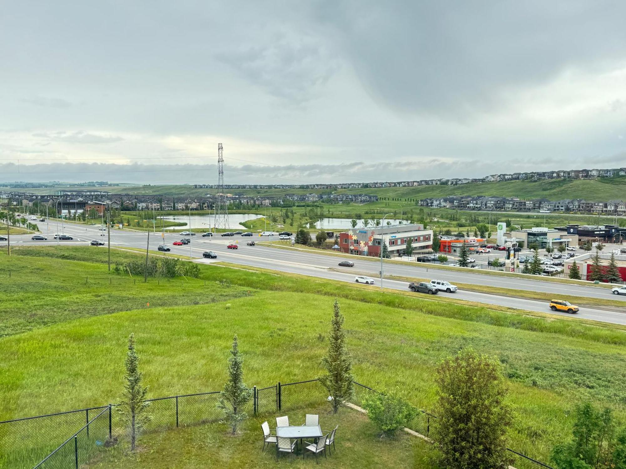 Luxury Lakeview Home - 2500Sqft Of Private Space With 5 Beds, 4 Bath, 2 Living Rooms, Kitchen, Ac, Jacuzzi, 18-Min To Airport, 20-Min To Downtown, 80-Min To Banff YYC Dış mekan fotoğraf